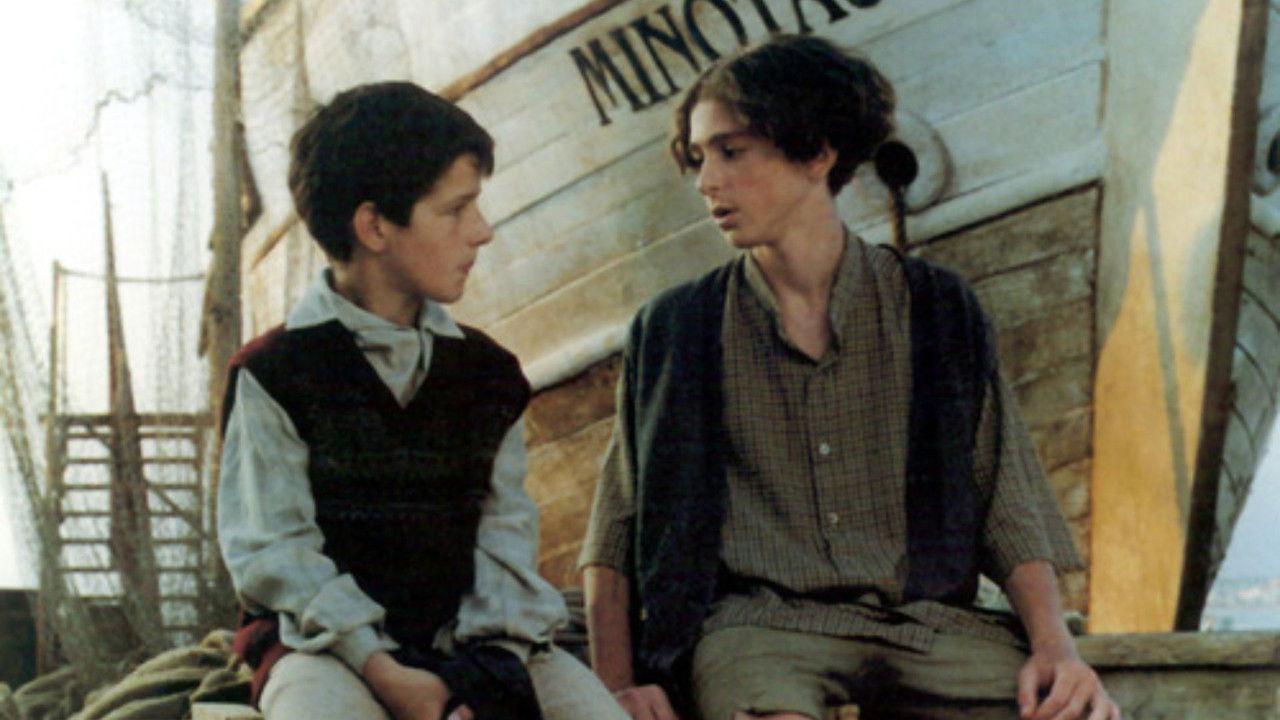 Sulla spiaggia e di là dal molo backdrop