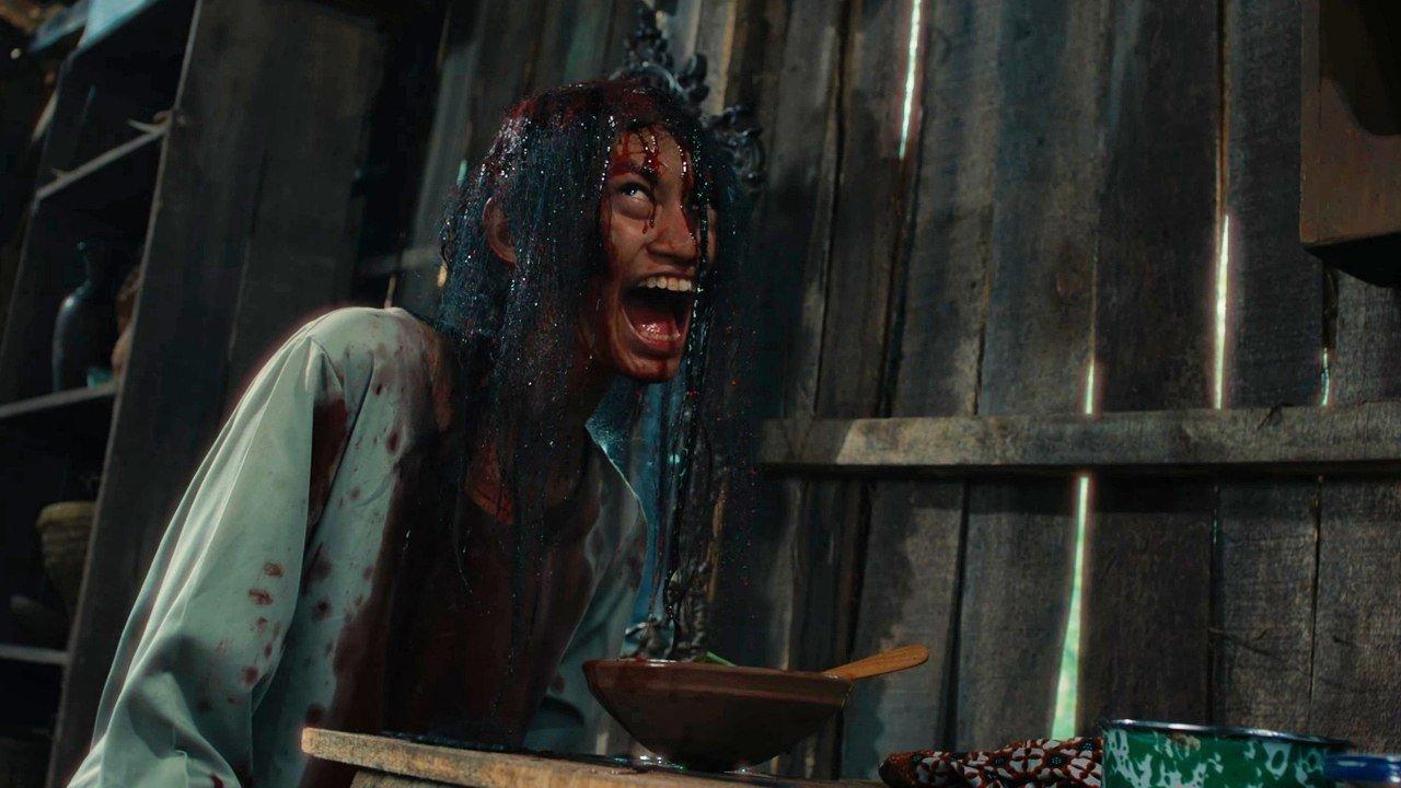 Menjelang Magrib 2: Wanita Yang di Rantai backdrop