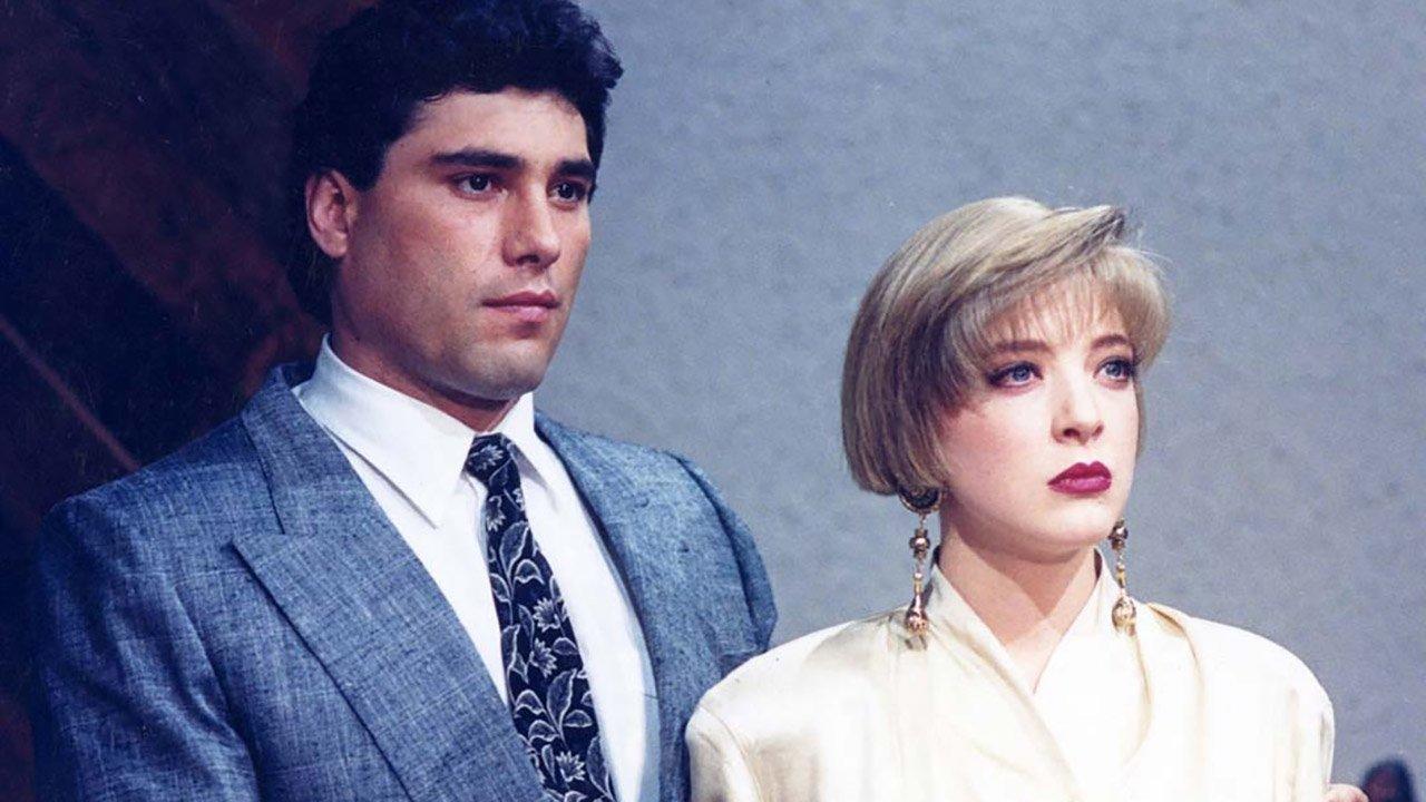 En carne propia backdrop