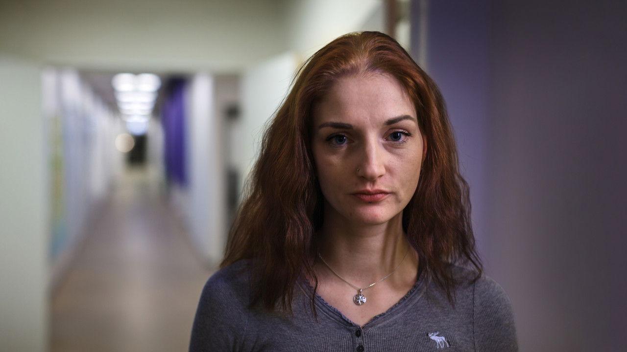 Pigen på den lukkede backdrop