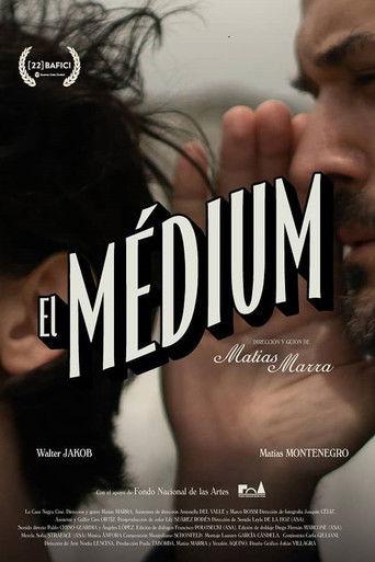 El médium film afişi