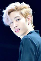 Mark Tuan fotoğrafı