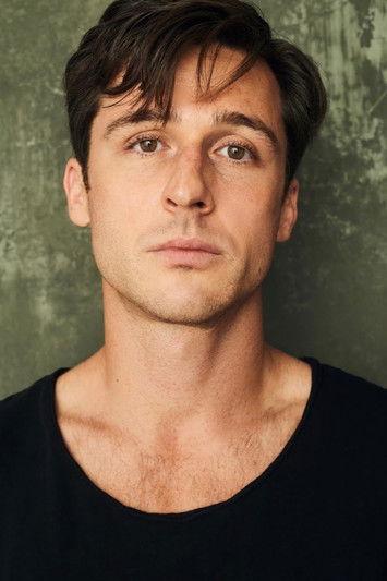 Theodore Newton fotoğrafı