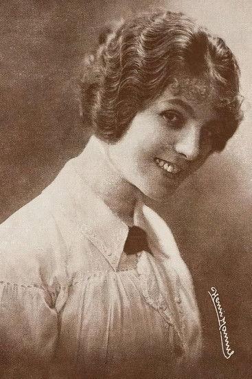 Suzanne Grandais fotoğrafı