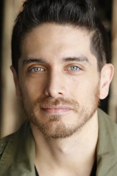 Josh Keaton fotoğrafı