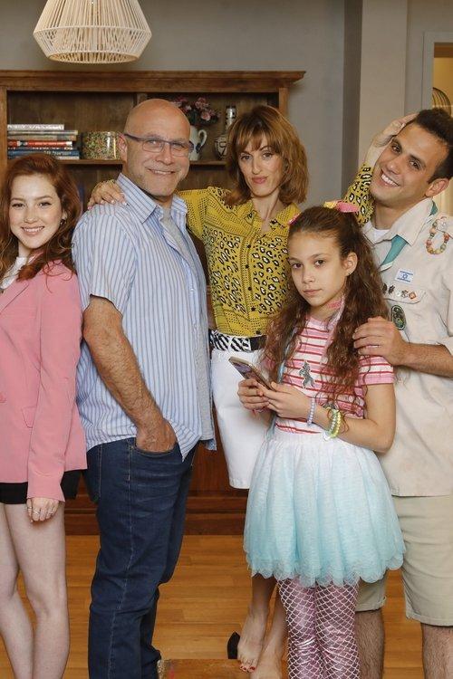 משפחה בהנפקה dizi afişi