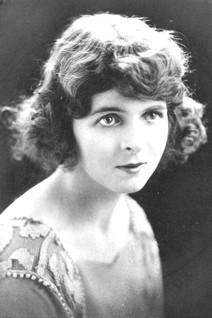 Flora le Breton fotoğrafı