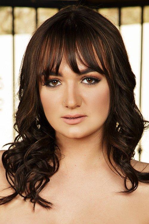 Charlotte Cross fotoğrafı