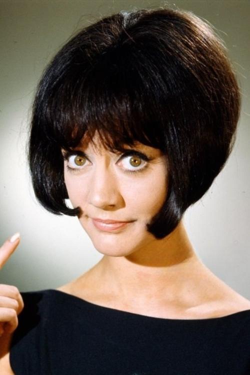 Amanda Barrie fotoğrafı