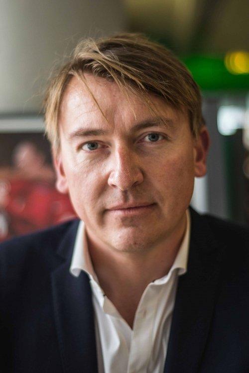 James Strong fotoğrafı