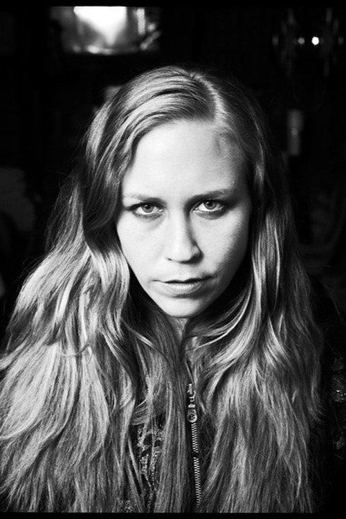 Adrienne Davies fotoğrafı