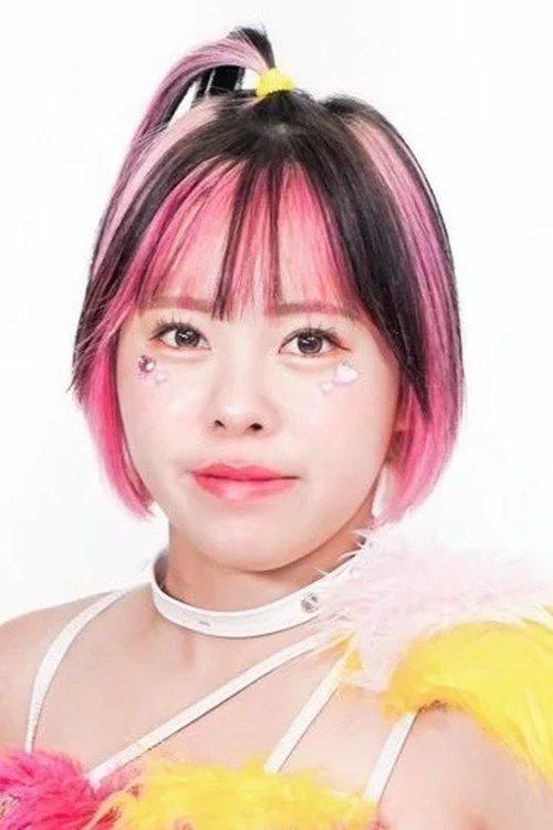 Mio Momono fotoğrafı