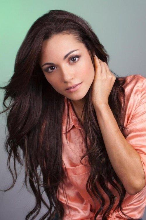 Sharlene Taulé fotoğrafı