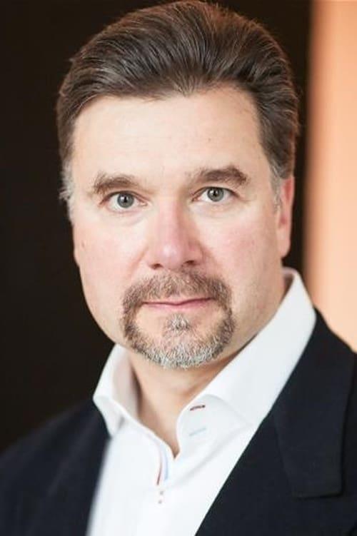 Nicholas Colicos fotoğrafı