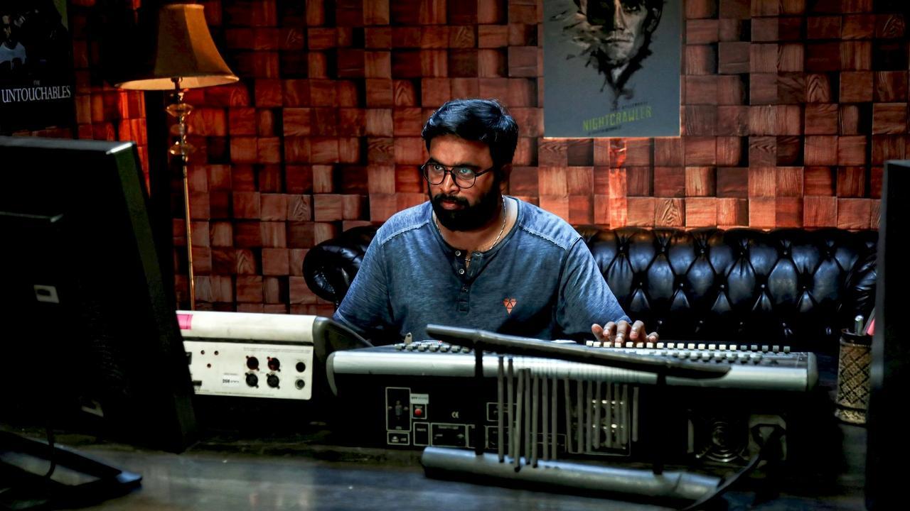 Naan Mirugamaai Maara backdrop