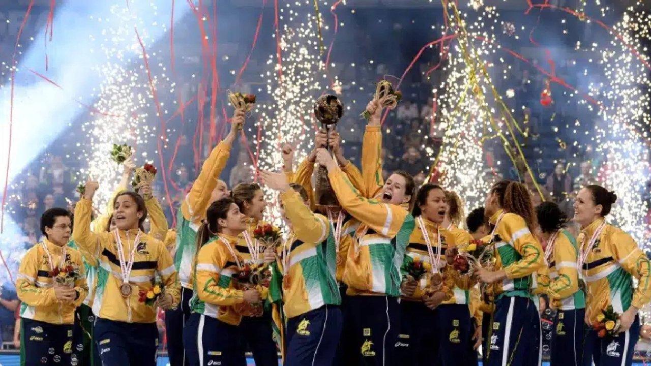 Meninas de Ouro backdrop