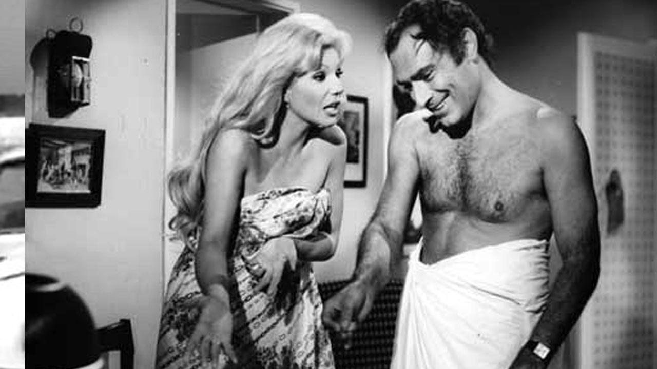 Donde duermen dos... duermen tres backdrop