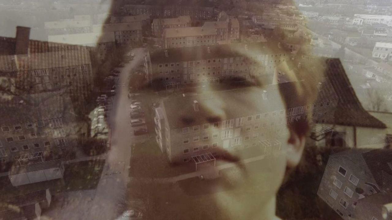 Væbnet med ord & vinger backdrop