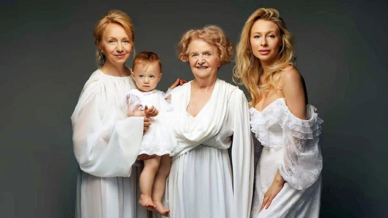 A Bit of a Stranger backdrop