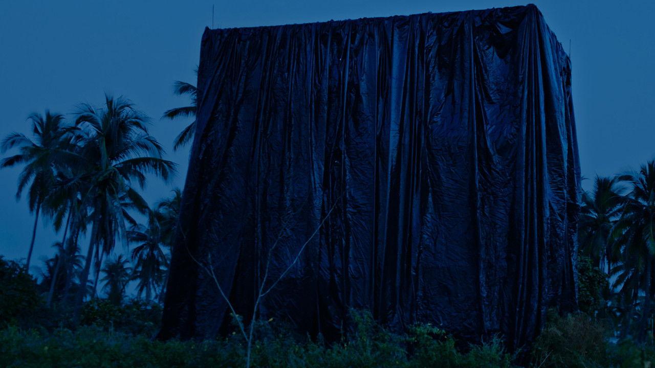 Oscuro bajo el sol backdrop