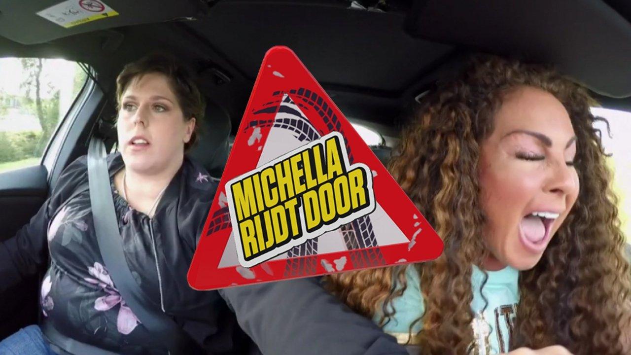 Michella rijdt door backdrop