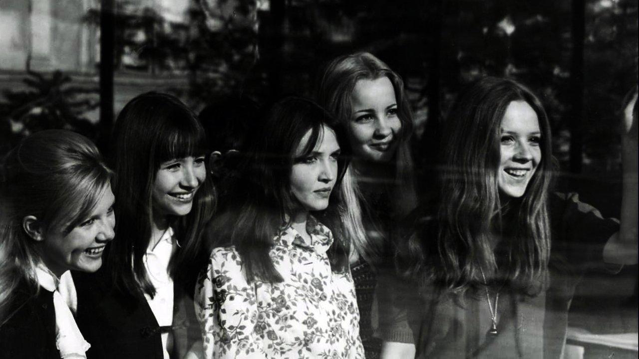 Don’t Cry, Pretty Girls! backdrop