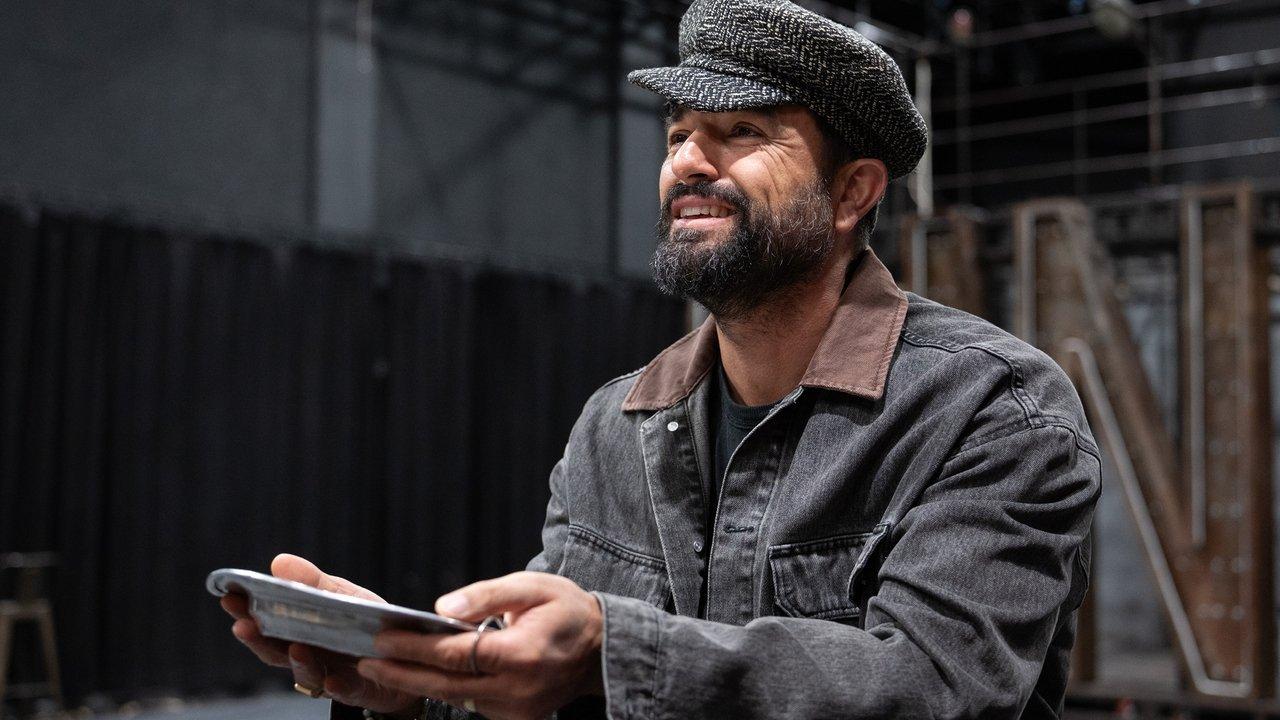 Singer: Cameri backdrop