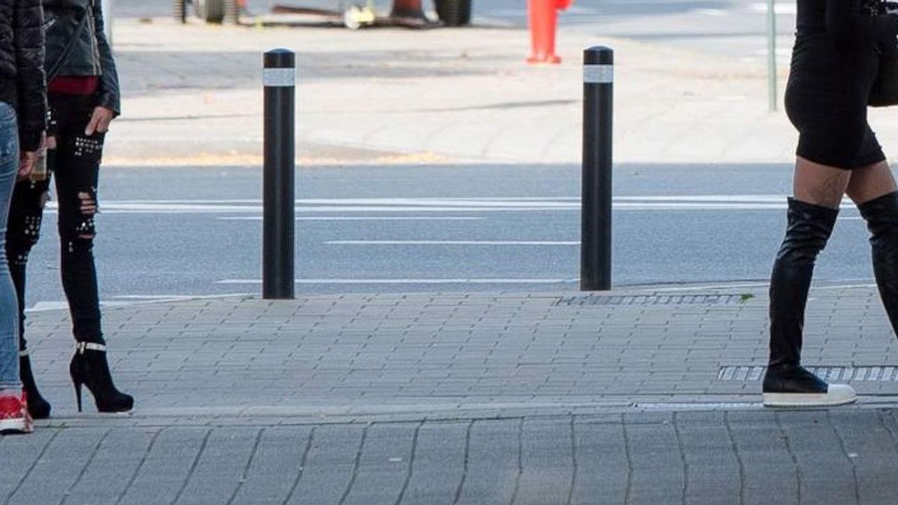 Face cachée backdrop