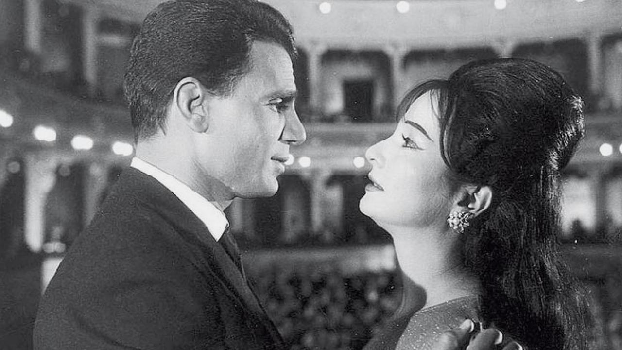 Maa'boudat Al-Gamahir backdrop