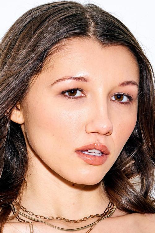 Maya Woulfe fotoğrafı