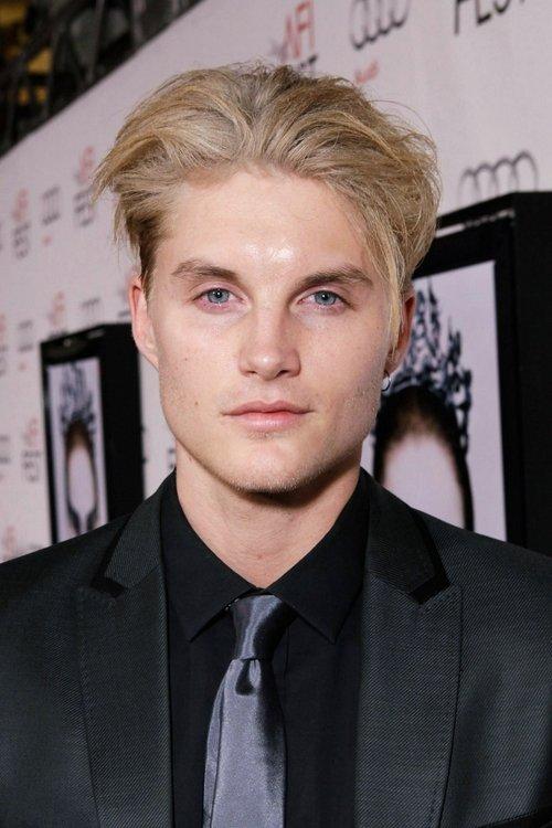 Toby Hemingway fotoğrafı