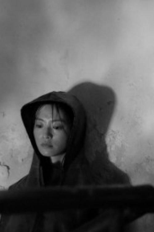 Who is Sleeping in Silver Grey film afişi